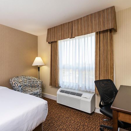 Comfort Inn & Suites Surrey Exterior photo