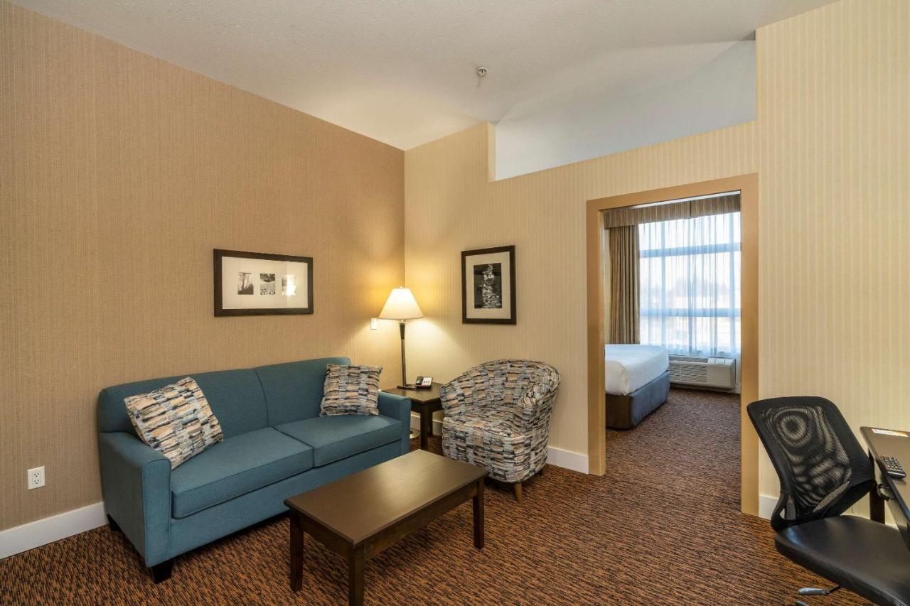 Comfort Inn & Suites Surrey Exterior photo