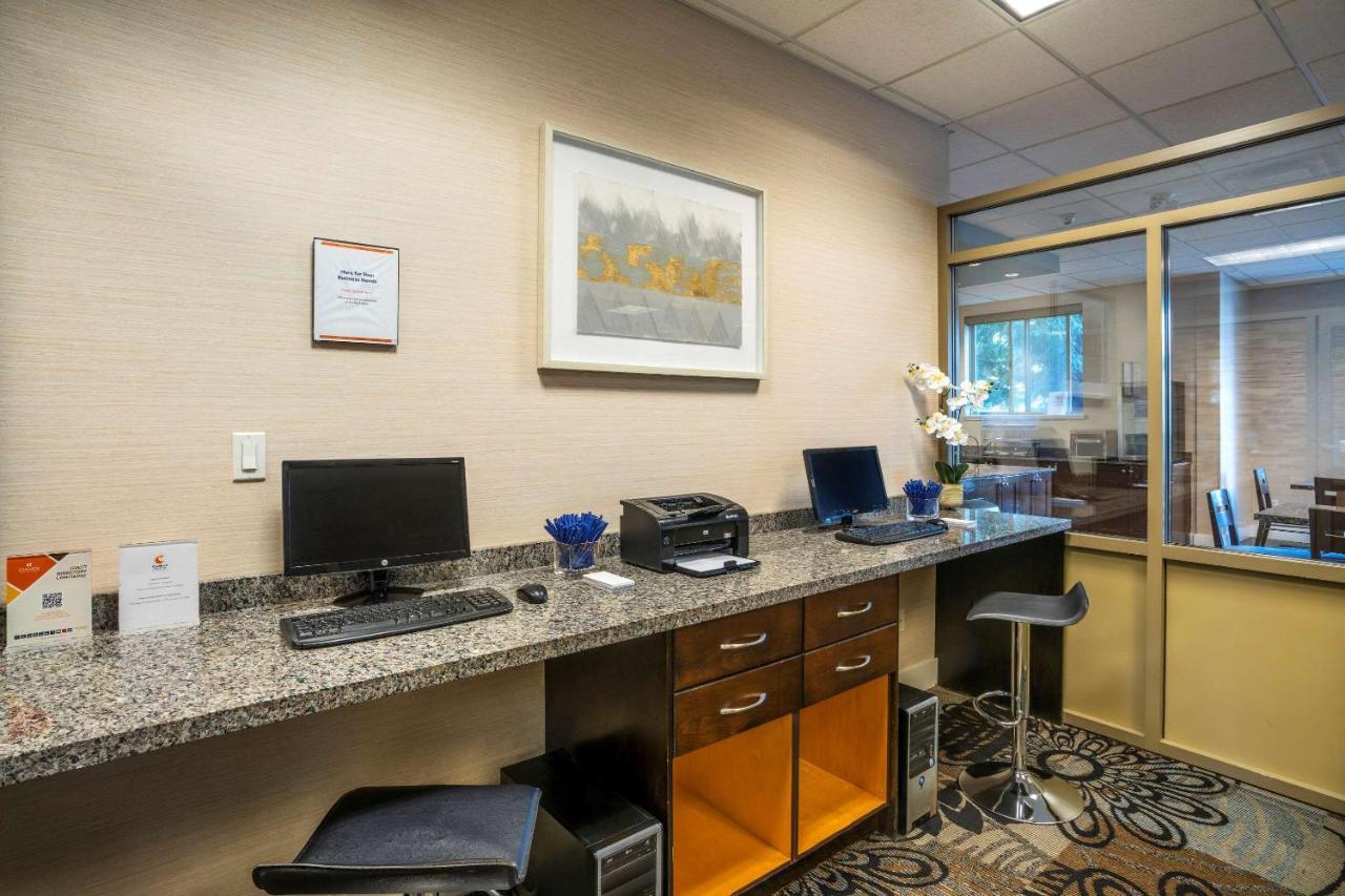 Comfort Inn & Suites Surrey Exterior photo