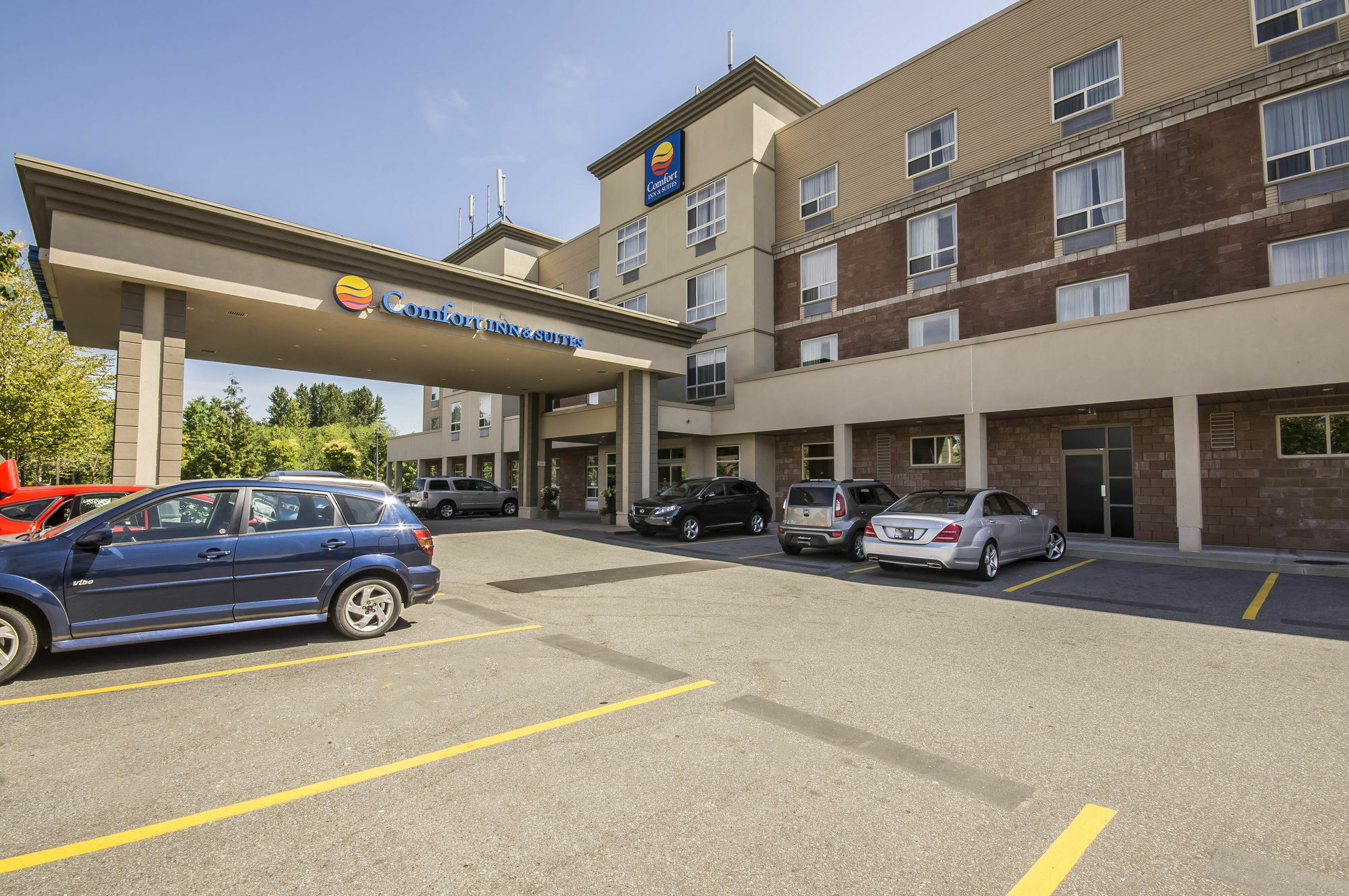Comfort Inn & Suites Surrey Exterior photo